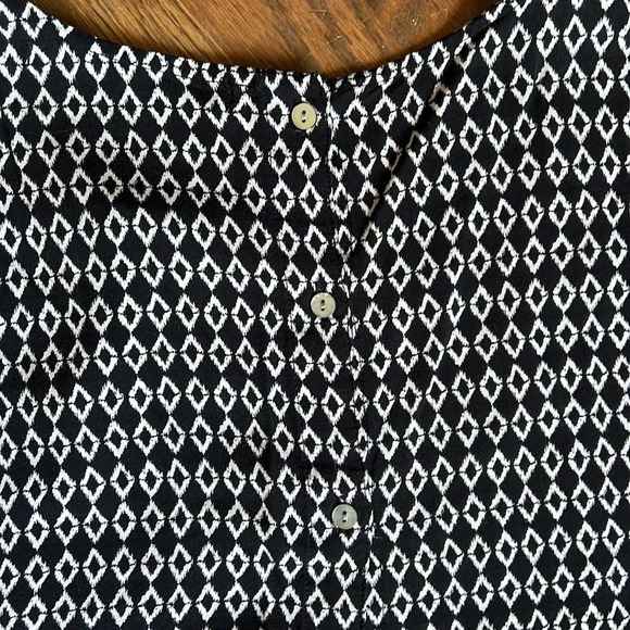 Max Studio crop short sleeve blouse with button down back women’s size medium - Picture 4 of 5